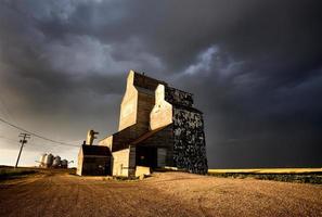 nuvens de tempestade canadá elevador de grãos foto