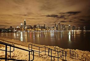 fotografia noturna no centro da cidade de chicago foto