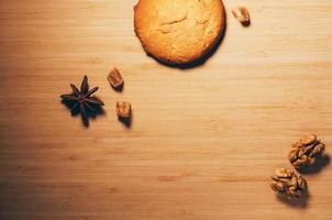 biscoitos redondos com nozes e especiarias em fundo de madeira foto