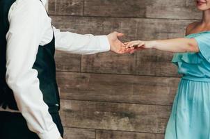 um jovem casal romântico pegando as mãos um do outro foto