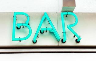 bar sinal de neon em azul verde foto