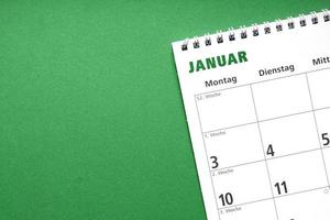 calendário alemão para o mês de janeiro em fundo de papel verde foto