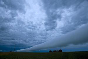 nuvens de tempestade perto de gravelbourg saskatchewan foto