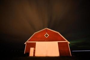 fotografia noturna de celeiro rural foto