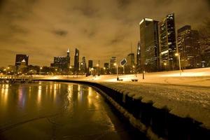 fotografia noturna no centro da cidade de chicago foto