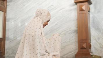 mulher muçulmana asiática rezando esperançosamente na mesquita foto