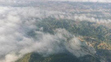 mar de neblina cobre a área no topo da colina doi phu thok, chiang khan, loei, tailândia com fundo do nascer do sol no inverno. foto