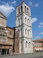 catedral românica duomo de ferrara em emilia romagna, itália foto