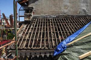 construção do telhado no canteiro de obras foto