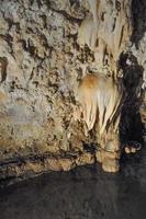 grotte di toirano que significa cavernas de toirano são um sistema de cavernas cársticas foto