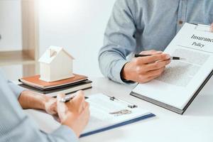 agente corretor e cliente segurando caneta, o segurado e explicar discutindo sobre a oferta de empréstimo hipotecário e seguro de casa.