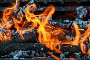 madeira queimando no close da lareira. foto