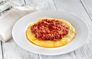 polenta italiana à bolonhesa foto