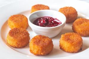 nuggets de camembert com molho de cranberry foto