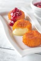 nuggets de camembert com molho de cranberry foto