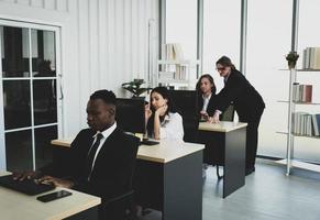 equipe de negócios trabalhando juntos no escritório foto