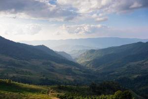 paisagem de montanhas e vale sob céu azul foto