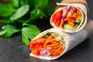 vegetariano doner kebab sanduíche de lavash de legumes shawarma burrito recheio de pita vegetariana foto