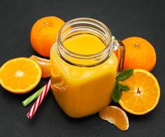 jarra com suco de laranja