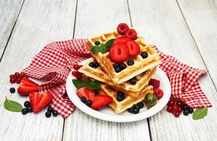 waffles com frutas frescas foto