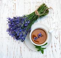 xícara de chá e flores de lavanda foto