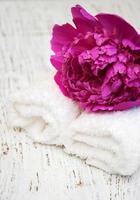 flores de peônia com toalhas de massagem foto