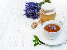 xícara de chá e flores de lavanda foto