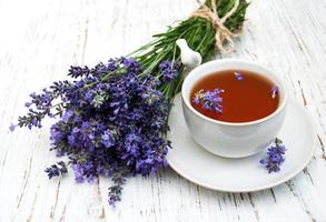 xícara de chá e flores de lavanda foto