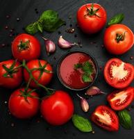 tigela com molho de tomate foto