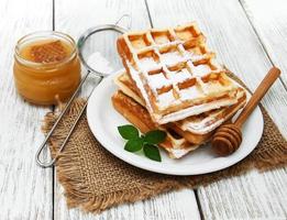 waffles belgas na mesa foto