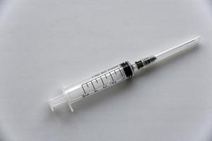 seringa médica em um fundo branco foto