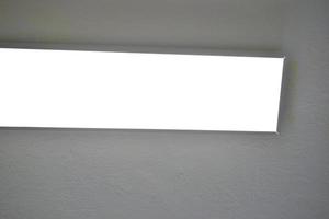 lâmpada de escritório brilhando no teto durante o dia foto
