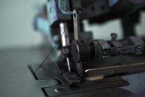 uma velha máquina de costura na oficina foto