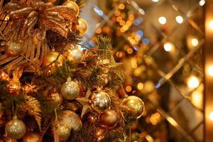 bolas de ouro na árvore de natal closeup