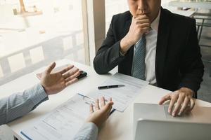 os funcionários estão explicando sobre sua experiência de trabalho anterior para entrevistadores de emprego. foto