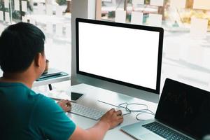 homem usando a tela em branco do computador no escritório moderno. foto