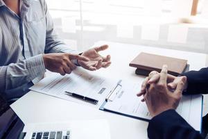 os candidatos a emprego estão conversando com entrevistadores de emprego e explicam sobre seu histórico de trabalho. foto