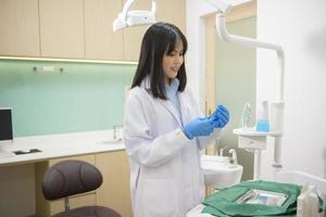 retrato de dentista feminina trabalhando em clínica odontológica, check-up de dentes e conceito de dentes saudáveis foto