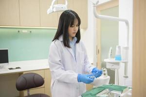 retrato de dentista feminina trabalhando em clínica odontológica, check-up de dentes e conceito de dentes saudáveis foto