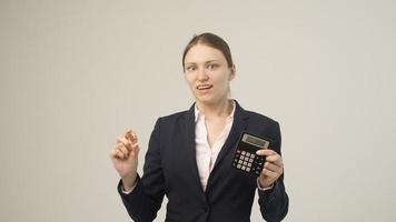 mulher segurando uma criptomoeda bitcoin física na mão foto