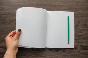 mão segurando um livro em branco foto