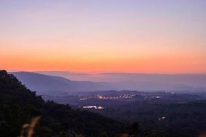 céu crepuscular com montanha de silhueta no parque nacional de khao yai. foto