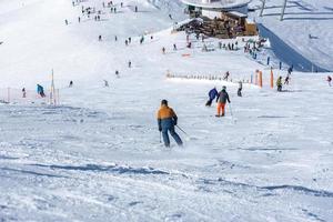 grandvalira, andorra. 2022 02 23 .jovem esquiando nos pireneus na estância de esqui grandvalira em andorra em tempo covid19 foto