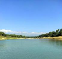 paisagem com lago na colina. foto