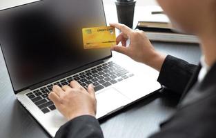 as mulheres usam o laptop para registrar compras on-line usando pagamentos com cartão de crédito, conveniência no mundo da tecnologia e da internet, compras on-line e conceito bancário on-line. foto