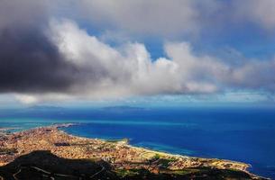 panorama de primavera de trapany da cidade da costa do mar. sicília, itália, europa foto