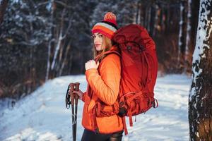 viajante de mulher com mochila caminhadas viagens estilo de vida aventura conceito férias ativas ao ar livre. bela paisagem floresta foto