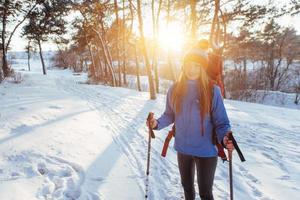 viajante de mulher com mochila caminhadas viagens estilo de vida aventura conceito férias ativas ao ar livre. bela paisagem floresta foto