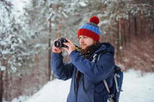 viajante de homem com mochila caminhadas viagens estilo de vida aventura conceito férias ativas ao ar livre. bela paisagem floresta foto