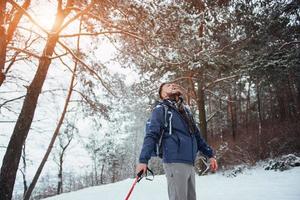 viajante de homem com mochila caminhadas viagens estilo de vida aventura conceito férias ativas ao ar livre. bela paisagem floresta foto